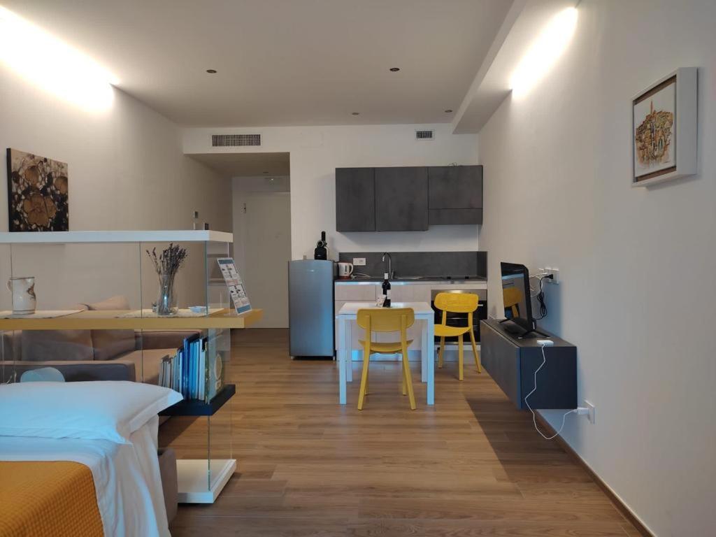 Appartamento Domus13-With Private Parking Bari Esterno foto